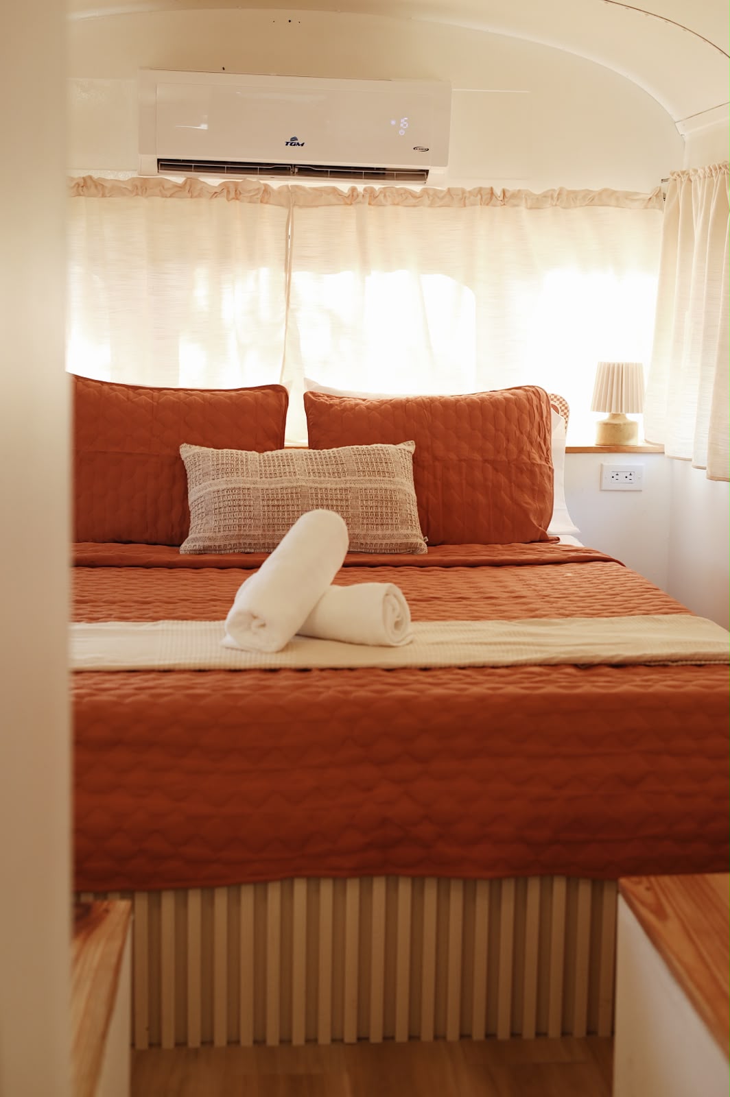 Bedroom with air conditioning at La Vagabus